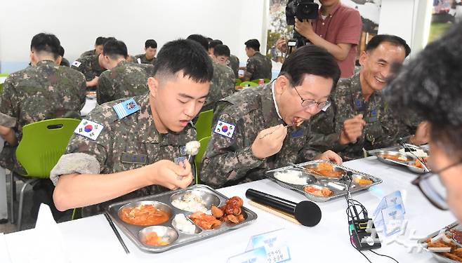 더불어민주당 이재명 대표가 호국보훈의 달을 맞아 23일 강릉 공군 제18전투비행단을 방문해 장병들을 격려했다. 전영래 기자