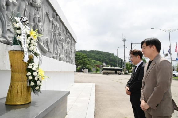 고양시 관산동 필리핀군 참전비에서 우형찬 부의장과 박강산 의원