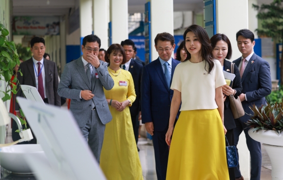 김건희 여사, 베트남 청소년 미래 기술 교육사업 현장 방문 - 베트남을 국빈 방문 중인 윤석열 대통령의 부인 김건희 여사가 23일 하노이 남뚜리엠 중학교에서 진행된 청소년 미래 기술교육 사업 현장을 방문하고 있다.  2023.6.23  공동취재