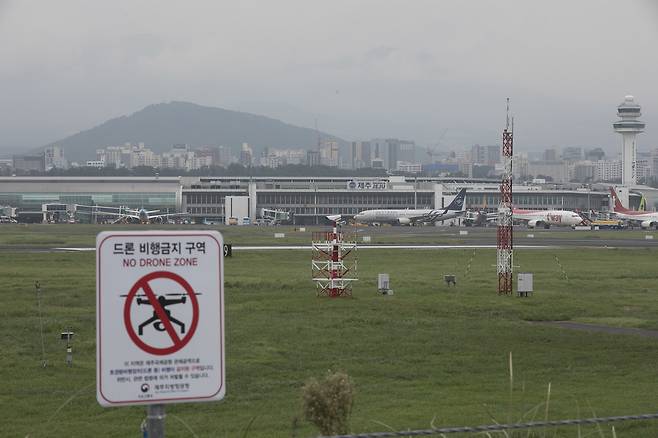 환경부는 3월6일 제주 제2공항 사업에 대해 ‘조건부 협의’ 의견을 냈다. 아래는 제주국제공항의 모습. ⓒ시사IN 이명익