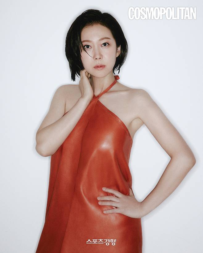 Actor Yum Jung-ah has made an alluring appearance.Fashion magazine Cosmopolitan released a picture of the July issue of Yum Jung-ah on the 23rd.Yum Jung-ah is the back door of this film, where he freely digested various dresses along with a messy suit and emits a unique aura and charisma as an actor, followed by the exclamation of the staff on the scene.Yum Jung-ah, who is about to release in July with a tent pole movie  ⁇  Smuggling  ⁇  with Kim Hye-soo, expressed confidence that this movie should have come out.In addition, director Ryu Seung-wan said, It is a clear, accurate and full director. It was also very good to play the lead role with Kim Hye-soo. When I was a child, I was a fan of Kim Hye-soo.Yum Jung-ah and  ⁇ Kim Hye-soo had a scene where I act in the water.Acting in the water is physically difficult, but the moment they finish their eyes, I felt like I was going to cry. Its like a camaraderie, he added.I have also looked back on my footsteps that have been growing and acting for about 30 years.Yum Jung-ah had a lot of drama in his twenties, and he got a lot of real hurt.Acting seems to be not good, it seems to be not good with people, and it was down a lot, he said.Yum Jung-ah also said that 30 The Cost was satisfactory, and he said, It was much better. It was a time when I was active in good works, he said.I also met  ⁇  Katt ⁇  and learned the joy of living Acting.I met Sky Castle and started to work more.Yum Jung-ah, 50 The Cost, expressed another expectation: Getting old is fair to everyone, and I think Im going to be 60 soon, and I can look back, but I dont want to be tied to my age at this moment.Yum Jung-ah cited responsibility as one of the most important things. He said, I am responsible for my responsibilities. I have never been late, I eat well in the field and I am sincere.In addition, there is nothing that can be done by thinking vaguely or praying. If you want something, you should try hard, sincerity and effort. I believe in both. 