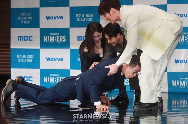 최민수 '후배들 당황시킨 돌발 포즈'[★포토]