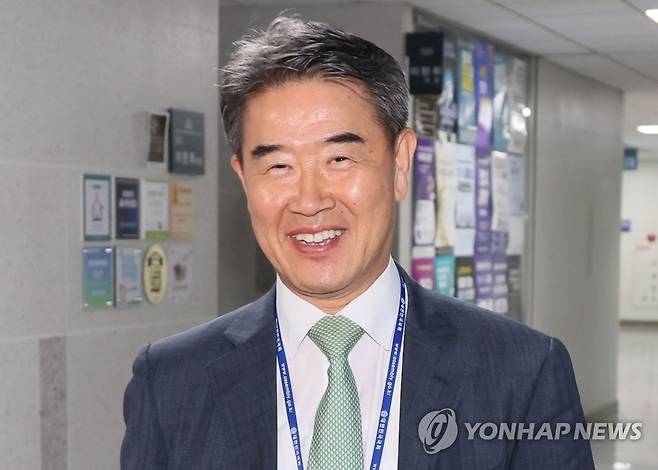 회의장 향하는 유재풍 국회 윤리위 윤리심사자문위원장 (서울=연합뉴스) 이정훈 기자 = 23일 오후 국회 의원회관에서 열린 국회 윤리특별위원회 윤리심사자문위원회 3차 회의에 유재풍 자문위원장이 참석하고 있다. 2023.6.23 uwg806@yna.co.kr