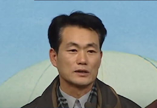 고문 피해자인 故 심진구씨가 2005년 국회에서 기자회견을 통해 국가안전기획부로부터의 고문 피해 사실을 밝히고 있다. (사진=MBC뉴스 갈무리)