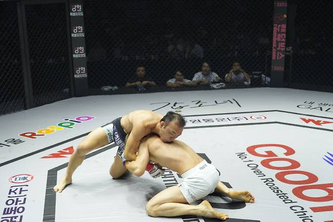 ‘아시아 최강’ 김수철이 글로벌 토너먼트 밴텀급 4강에 올랐다. 사진=ROAD FC