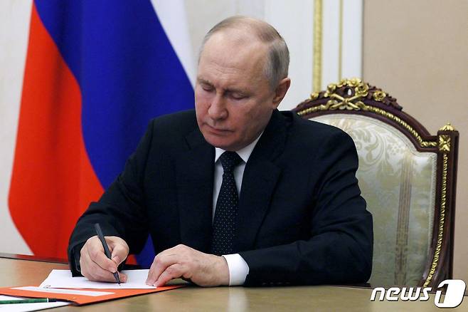 블라디미르 푸틴 러시아 대통령이 22일(현지시간) 모스크바에서 화상으로 열린 국가 안보 위원회 회의에 참석을 하고 있다. 2023.6.22 ⓒ AFP=뉴스1 ⓒ News1 우동명 기자