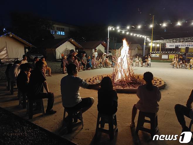 진도교육지원청(교육장 오미선)- 16일부터 이틀간 영암 캠핑장에서 진도 관내 초·중·고 학생과 학부모가 참여하는 '아빠와 자녀가 함께 떠나는 1박 2일 캠프'를 열었다.(전남교육청 제공)/뉴스1