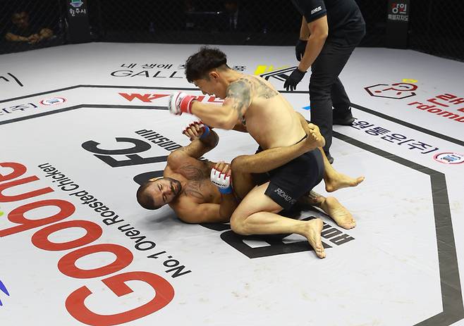 난딘에르덴(위)이 24일 강원도 원주시 서원대로 원주 종합체육관에서 열린 ‘굽네 로드FC 064 대회’ 라이트급 토너먼트 8강전에서 필리페 제주스에 파운딩을 넣고 있다. 사진 | 로드FC