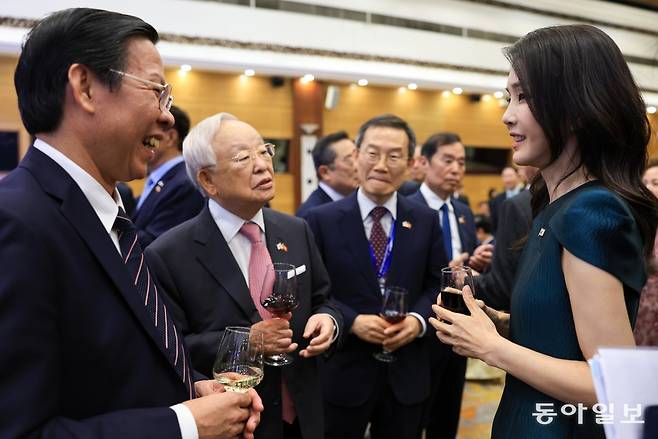 손경식 경총 회장 등 참석자들과 환담을 나누는 모습. 하노이=최혁중 기자 sajinman@donga.com