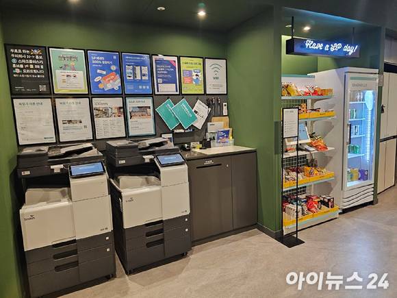 스파크플러스 코엑스점 내에는 OA공간과 간단한 스낵을 구매할 수 있는 코너가 마련돼 있다. [사진=김서온 기자]