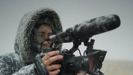 다큐멘터리 '수라'는 황윤 감독이 새만금의 마지막 갯벌 ‘수라’의 시간과 사람, 생명을 7년 동안 기록하여, 우리가 미처 몰랐던 갯벌의 아름다움을 담아낸 작품이다. 사진은 한겨울 눈을 맞으며 촬영중인 황윤 감독의 모습이다. 사진 스튜디오 두마