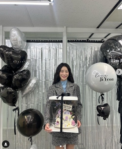 Actor Lim Ji-yeon showed off her beauty.Lim Ji-yeon posted an article and a photo on his instagram on the afternoon of the 23rd.Inside the picture is a picture of him smiling with a birthday cake.Lim Ji-yeon, in a space where chic black and silver are harmonized, boasted a bright beauty with modern yet neat fashion.In addition, he showed a bright smile and a lovely and youthful charm.Meanwhile, Lim Ji-yeon is currently starring in the ENA drama  ⁇ Madang.