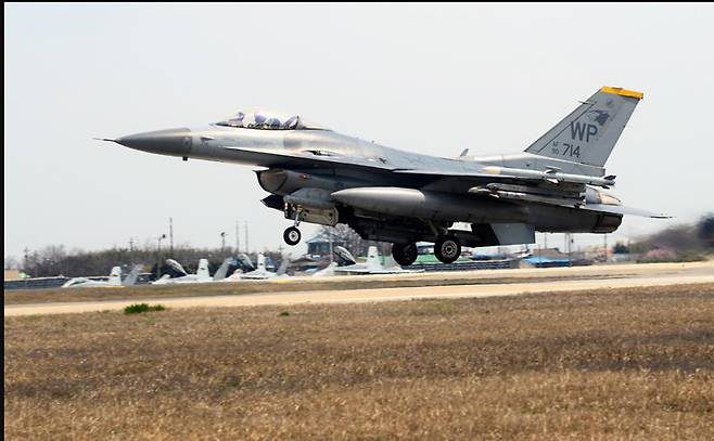 ▲ 2015년 4월10일 한국에서 실시된 맥스선더 훈련에 참가한 미 공군 F-16 파이팅 팰컨 전투기가 광주 미공군기지를 이륙하고 있다. 이 훈련은 한미 공군의 전투기 100여 대가 참가하는 연례 훈련으로 2주간 진행됐다.