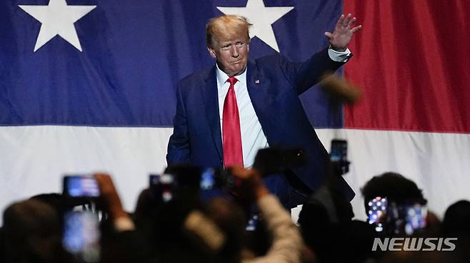 [콜럼버스(조지아주)=AP/뉴시스]도널드 트럼프 전 대통령이 지난 10일(현지시간) 조지아주 콜럼버스에서 열린 조지아 공화당 전당대회에서 연설한 후 손을 흔들고 있다. 2023.06.24
