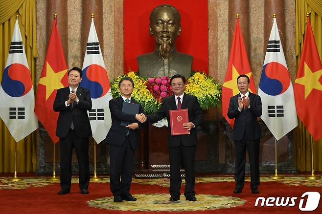 남성현 산림청장(왼쪽에서 2번째)과 레밍 호안 베트남 농업농촌개발부 장관이 양국 정상 임석하에 산림협력 양해각서를 갱신하는 모습.  (산림청 제공)/뉴스1