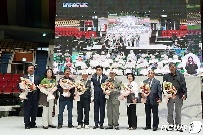 오영훈 제주지사(왼쪽 다섯 번째)가 25일 제주시 한라체육관에서 열린 '6·25전쟁 제73주년 기념식'에서 화랑무공훈장을 받은 참전영웅과 유족들과 함께 기념촬영을 하고 있다.(제주도청 제공)/뉴스1