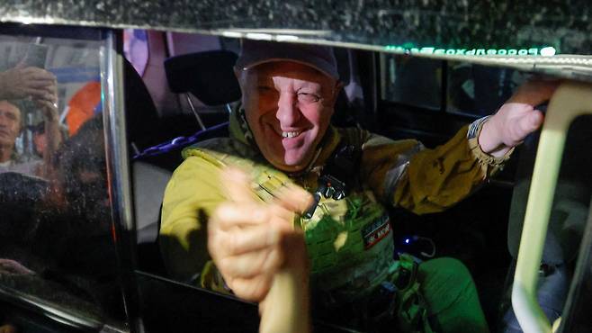 바그너 그룹의 수장 예브게니 프리고진이 24일(현지시각) 군 사령부를 떠나면서 시민과 악수하고 있다. /로이터 연합뉴스