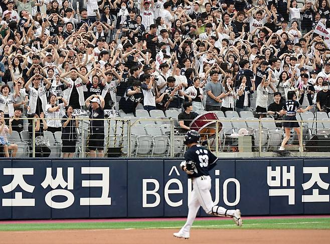 25일 서울 고척스카이돔에서 열린 두산과 키움의 경기. 6회초 1사 1루 양석환이 연타석 투런포를 치자 3루쪽 두산팬들이 하트 세례를 보내고 있다. /정재근 스포츠조선 기자