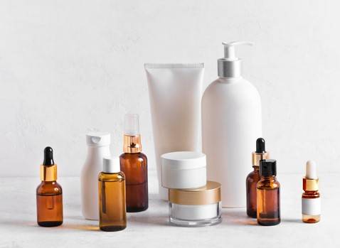 레티놀 화장품과 비타민C 화장품을 함께 쓰면 피부가 지나치게 자극받을 수 있다. 모공관리 제품과 안티에이징 제품은 성분이 상반돼 함께 쓰면 각 제품의 효과가 반감된다./사진=게티이미지뱅크