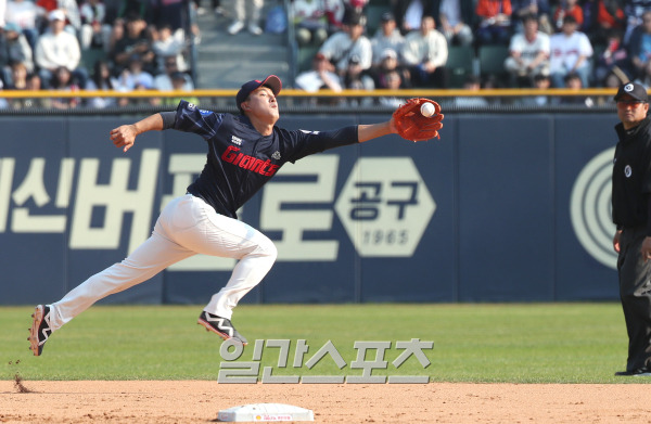 2023 KBO 프로야구 두산베어스와 롯데자이언츠의 경기가 2일 오후 서울 잠실야구장에서 열렸다. 8회말 무사 유격수 노진혁이 허경민의 타구를 달려가 글러브를 뻗어봤지만 아슬아슬하게 빠져나고 있다. 잠실=김민규 기자