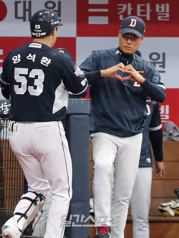 2023 KBO 프로야구 키움히어로즈와 두산베어스의 경기가 25일 오후 서울 고척스카이돔에서 열렸다. 5회초 무사 1루 양석환이 투런홈런을 치고 홈인하자 이승엽 감독이 맞이하고 있다. 고척=김민규 기자 mgkim1@edaily.co.kr /2023.06.25/