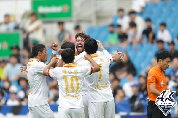 제카의 득점 직후 포항 선수단이 기뻐하는 모습.(사진=프로축구연맹)