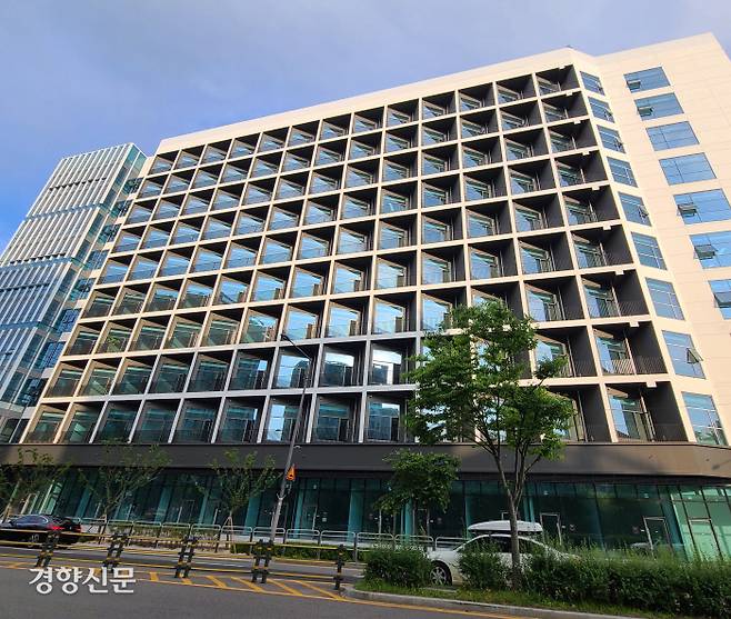 지난 5일 서울 강남구 자곡동 지식산업센터 엑슬루프라임 전경. 입점지정기간이 지난달 말로 끝났지만 1층 상가는 부동산을 제외하고 모두 공실이었다. 심윤지 기자