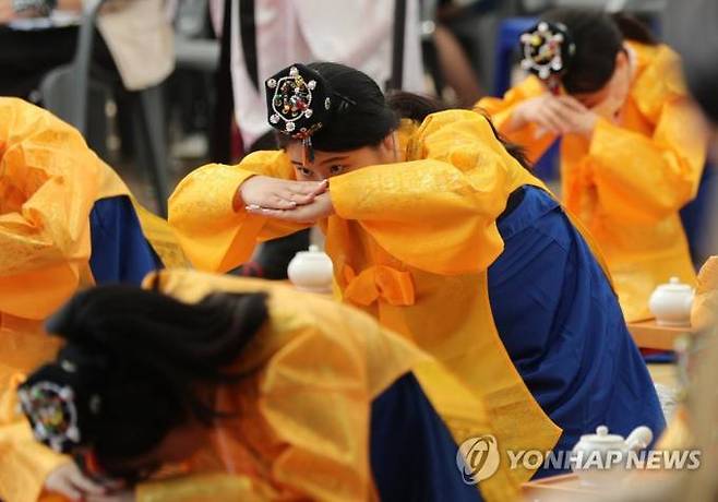지난달 14일 성년의 날을 하루 앞두고 청소년들이 전통 성년례 재현 행사에 참여하고 있다.