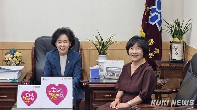 23일 서울시약사회관에서 권영희 서울시약사회장(왼쪽)과 이은경 서울시약사회 여약사회장(오른쪽)이 소녀돌봄약국 운영에 대한 이야기를 전하고 있다.&nbsp; &nbsp;사진=신대현 기자