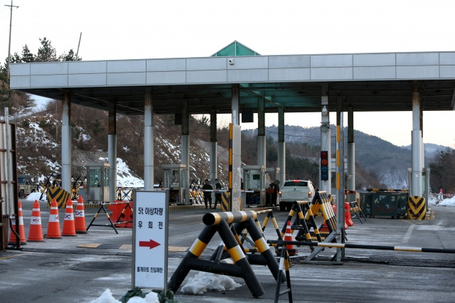 지난해 1월 2일 제진검문소 장병들이 강원도 고성군 최북단 마지막 제진검문소에서 출입 차량과 탑승자 인원 수 등을 확인하고 있다. 뉴시스