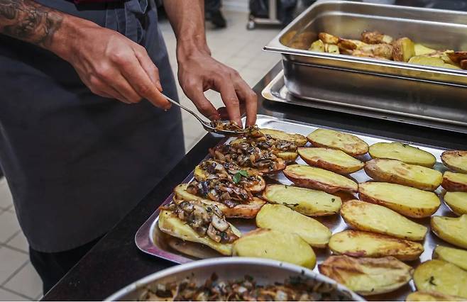노르웨이의 한 교도소에서 재소자를 위한 음식을 만드는 모습. [The Norwegian Correctional Service]