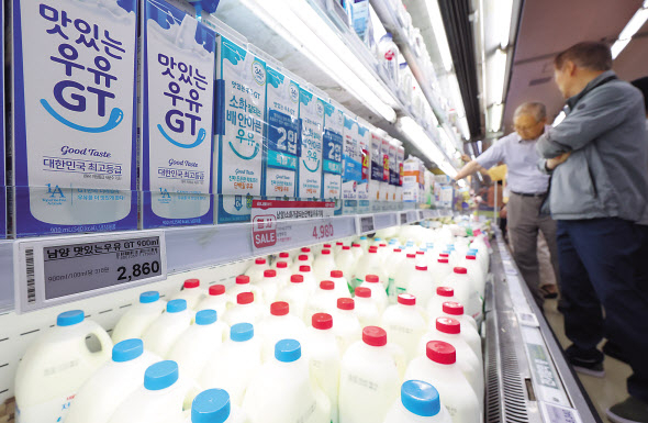 양재동 하나로마트를 찾은 시민이 우유를 고르고 있다. [연합]