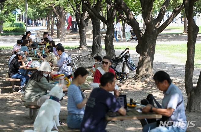 [서울=뉴시스] 황준선 기자 = 화창한 날씨를 보인 13일 오후 서울 성동구 서울숲을 찾은 시민들이 그늘 아래서 휴식을 취하고 있다. 2023.06.13. hwang@newsis.com