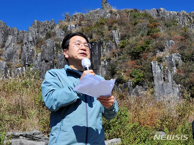 [광주=뉴시스] 이영주 기자 = 무등산국립공원 정상 개방 행사가 열린 지난해 10월 8일 오전 무등산국립공원 지왕봉 앞에서 강기정 광주시장이 '무등산 편지'라는 제목의 글을 낭독하고 있다.  2022.10.08. leeyj2578@newsis.com