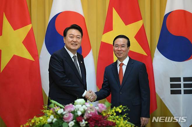 [하노이=뉴시스] 전신 기자 = 베트남을 국빈 방문한 윤석열 대통령이 23일(현지시간) 하노이 베트남 주석궁에서 열린 한-베트남 정상회담에서 보 반 트엉 베트남 국가주석과 기념촬영하고 있다. (공동취재) 2023.06.23. photo1006@newsis.com