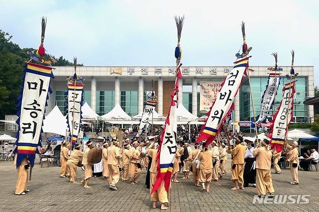 [김포=뉴시스] 정일형 기자 = 24일 경기 김포시 통진읍 통진두레문화센터 야외마당에서 경기도 무형문화재 제23호 '김포통진두레놀이' 공연이 진행되고 있다. 이날 김포문화재단 통진두레문화센터와 통진두레놀이보존회는 '2023 통진두레단오제'를 개최했다. 행사에서는 예천공처농요, 경기민요, 전통변검, 퓨전국악 퍼레이드 등 다양한 전통공연이 펼쳐졌다. (사진=김포시 제공)