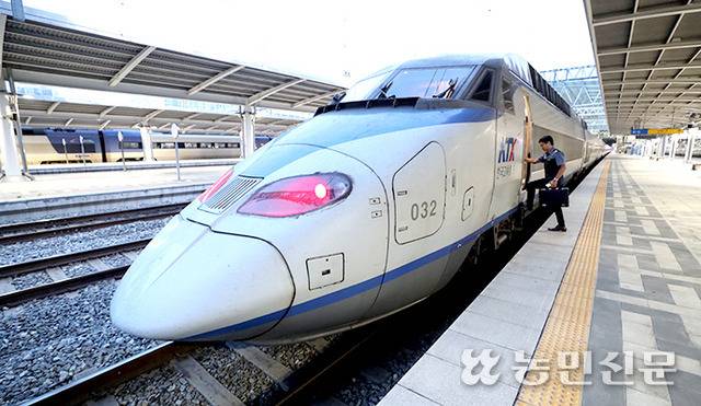 이른 새벽 조재열 기장이 부산행 KTX(003) 운전실에 올라타고 있다. 3시간 동안 승객 900여명의 안전이 그의 눈과 손에 달렸다. 김병진 기자