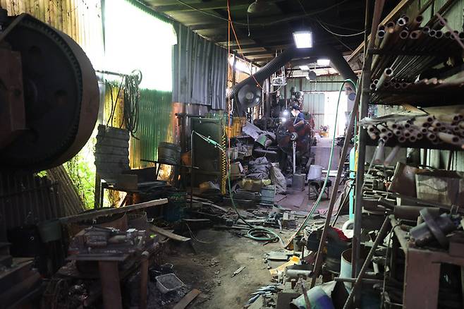 대동공작소 작업장은 단조기의 망치 소리와 가마에서 나오는 열기로 가득하다.