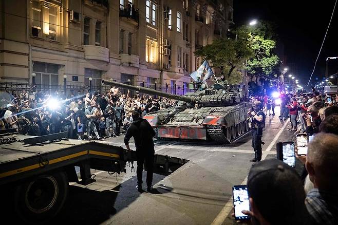 로스토프나노두를 떠나는 바그너 그룹 탱크 앞에 모여든 시민들. AFP 연합뉴스