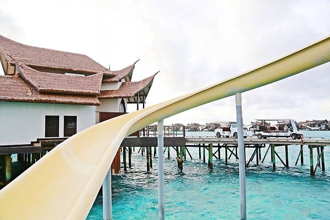 오젠 리조트의 최고가 빌라인 오션 풀 스위트 위드 슬라이드. 사진제공|김관수(여행작가)