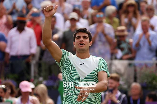 ▲ 2023년 ATP 투어 신치 퀸즈클럽 챔피언십 단식 결승에 진출한 카를로스 알카라스가 관중들의 갈채에 답례하고 있다.