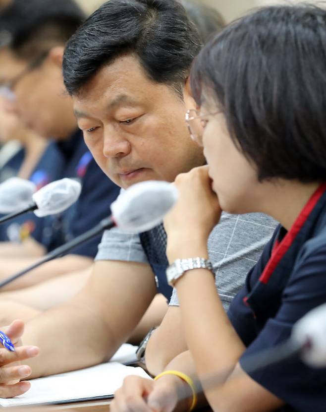 류기섭 한국노총 사무총장과 박희은 민주노총 부위원장이 22일 세종시 정부세종청사에서 2024년 적용 최저임금 최초요구안 발표에 앞서 대화하고 있다. (사진=뉴시스)