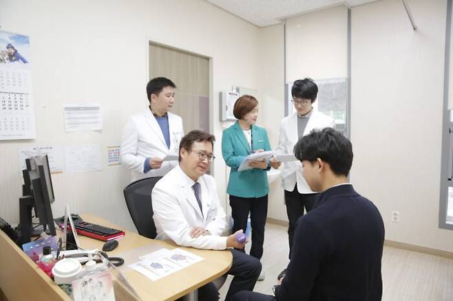 진료 중인 전남대병원 정형외과 김명선 교수의 모습. [사진=전남대병원]