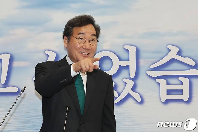 이낙연 전 더불어민주당 대표가 24일 오후 인천국제공항 제2여객터미널을 통해 귀국하던 중 지지자들을 향해 손을 가리키고 있다. 1년간의 미국 유학 생활을 마친 이 전 대표는 "국민이 나라 걱정하는 지경＂이라며 ＂못다한 책임 다 할 것＂이라고 밝혔다. (공동취재) ⓒ News1 허경 기자