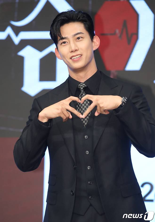 배우 옥택연이 26일 서울 구로구 더세인트에서 열린 KBS2 새 월화드라마 '가슴이 뛴다' 제작발표회에서 포즈를 취하고 있다. '가슴이 뛴다'는 100년 중 하루 차이로 인간이 되지 못한 반인뱀파이어 선우혈(옥택연 분)과 인간미라고는 찾아볼 수 없는 여자 주인해(원지안 분)가 어쩌다 동거를 시작, 진정한 온기를 찾아가는 아찔한 목숨 담보 공생 로맨스다. 2023.6.26/뉴스1 ⓒ News1 권현진 기자