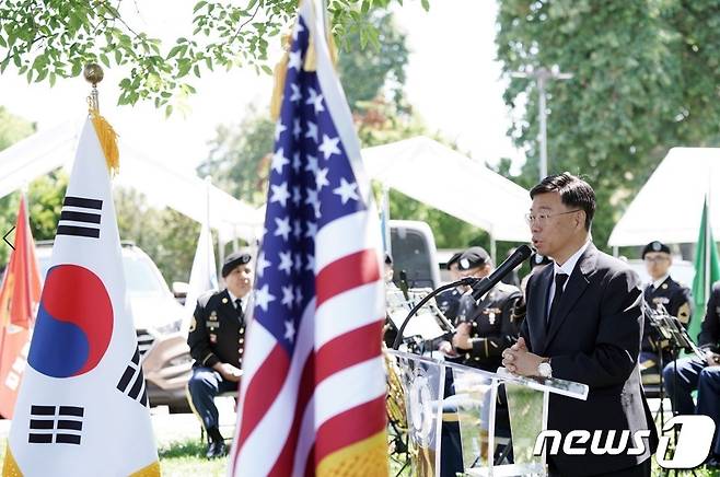 신상진 성남시장이 미국 풀러턴시 한국전참전기념비에서 열린 제 73주년 6.25 한국전쟁 기념식에서 축사하고 있다.(성남시 제공)