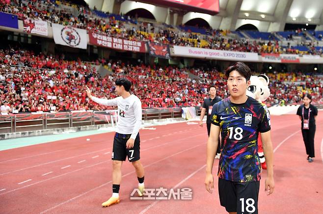 대한민국 이강인과 손흥민이 16일 부산 아시아드주경기장에서 열린 대한민국 축구대표팀과 페루와의 평가전 경기에서 0-1로 패한 후 팬들에게 인사를 하며 그라운드를 돌고 있다. 2023.06.16.  부산 | 강영조기자 kanjo@sportsseoul.com