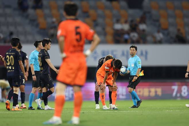 고개를 떨군 강원 양현준(가운데). 사진제공=한국프로축구연맹