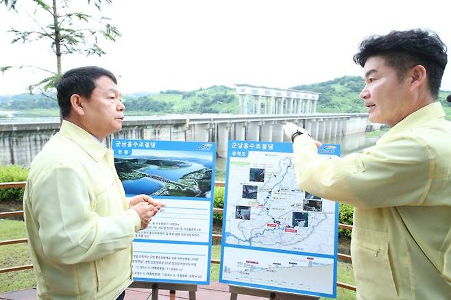 26일 경기 연천군 군남댐을 방문한 윤석대 한국수자원공사 사장(왼쪽)이 홍수 대응 태세를 점검하고 있다. 한국수자원공사 제공