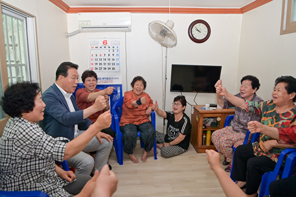 김진홍 부산광역시 동구청장(왼쪽에서 두 번째)이 미등록 경로당을 방문해 지역 어르신들의 경로당 생활에 대한 고충을 듣고 있다. [사진=부산광역시 동구]